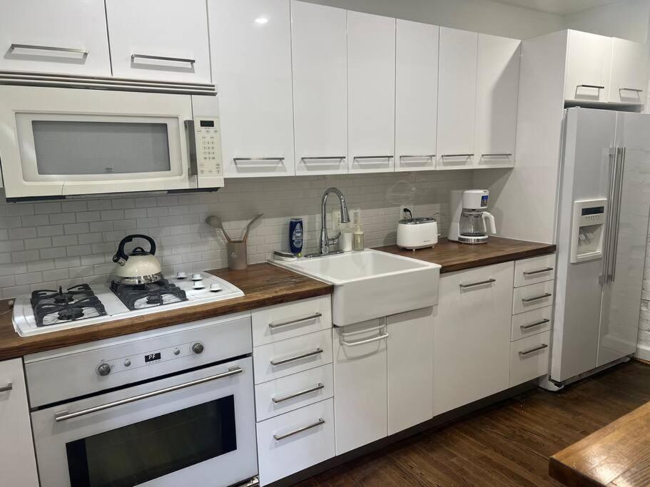 3-Bedroom House With Cute Patio Explore Dc On Foot Washington Bagian luar foto