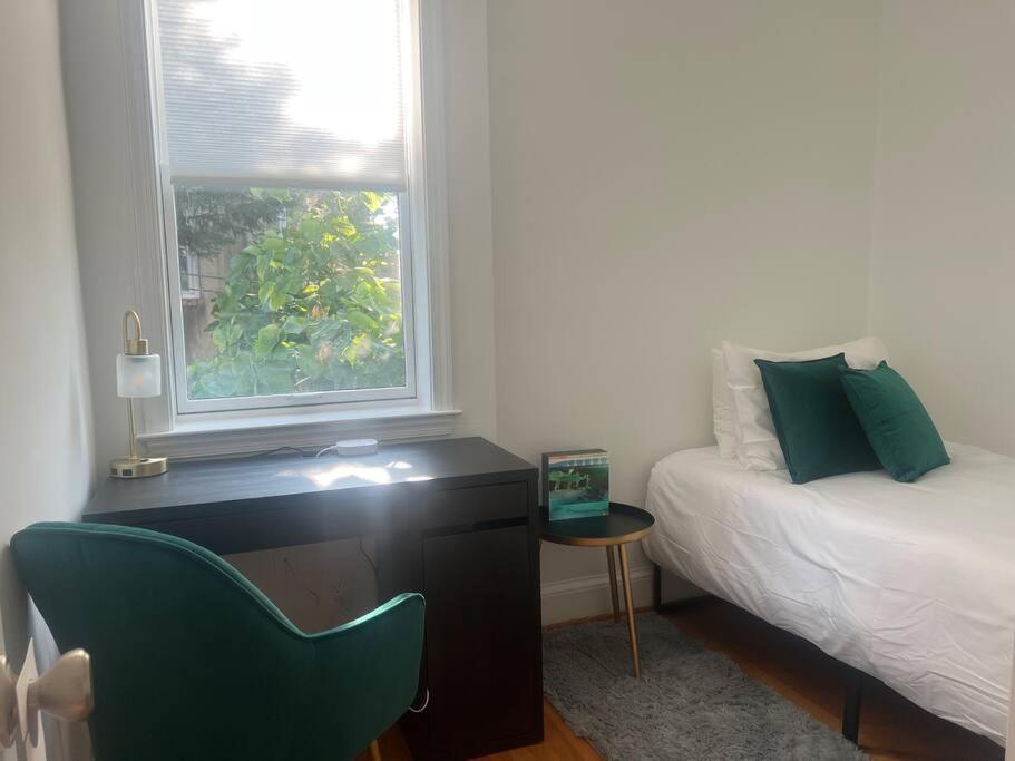 3-Bedroom House With Cute Patio Explore Dc On Foot Washington Bagian luar foto